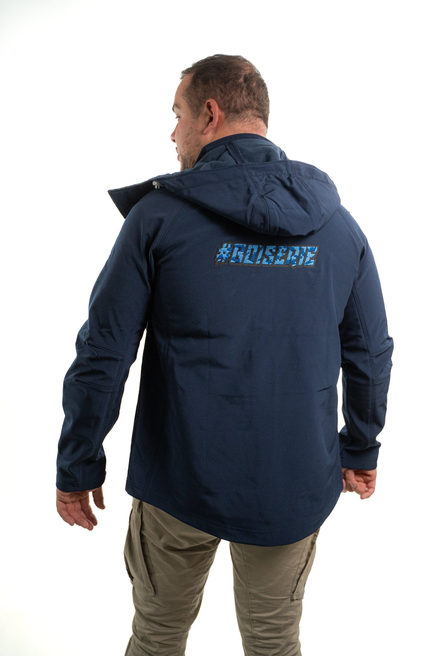 LA SOFTSHELL BLEUE BRODÉ CAMO BLEU